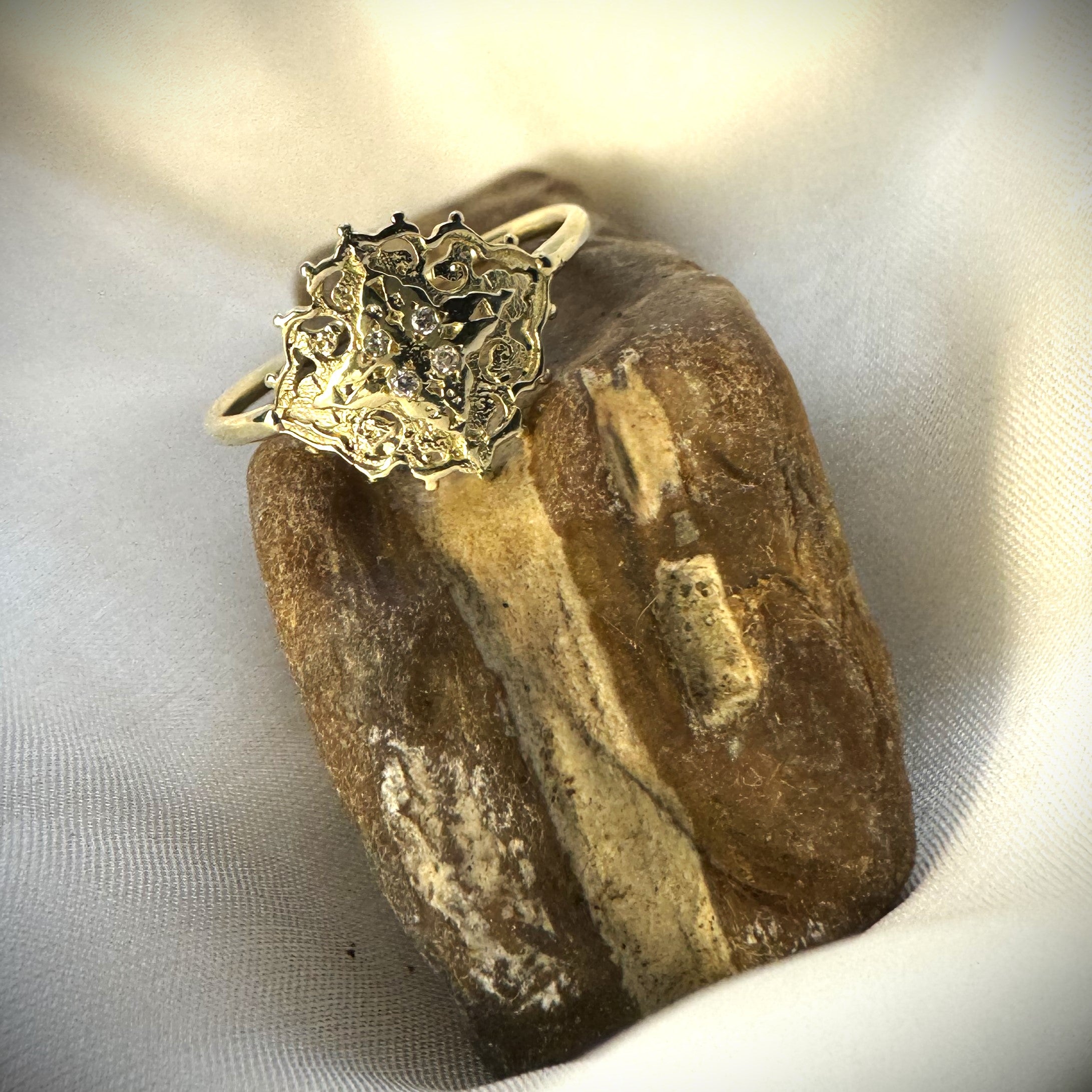 Saltana 14K Gold Ring – A Touch of Royalty with Four Diamonds