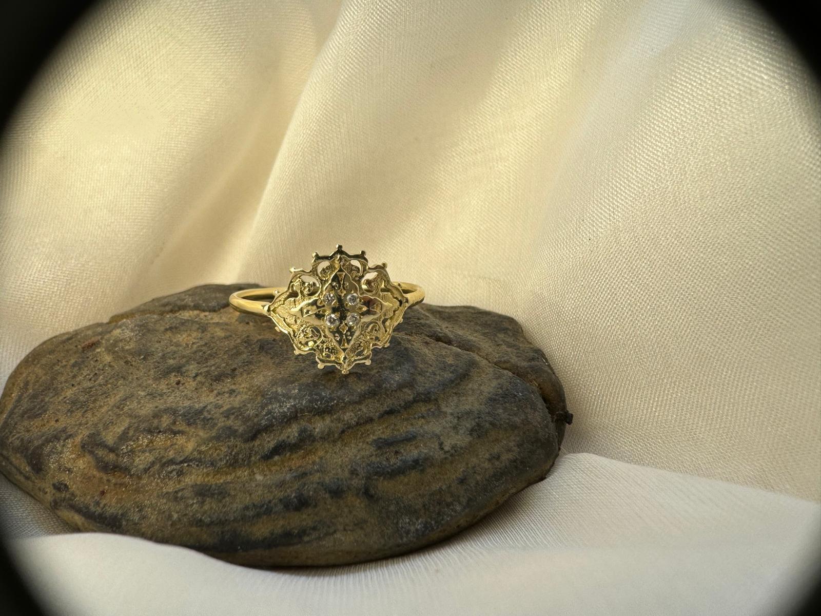 Saltana 14K Gold Ring – A Touch of Royalty with Four Diamonds
