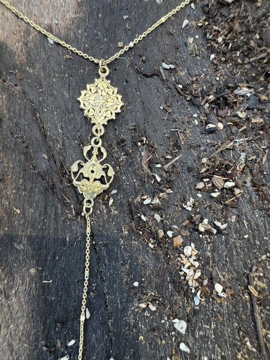 Saltana 14K gold necklace set with 4 tiny diamonds
