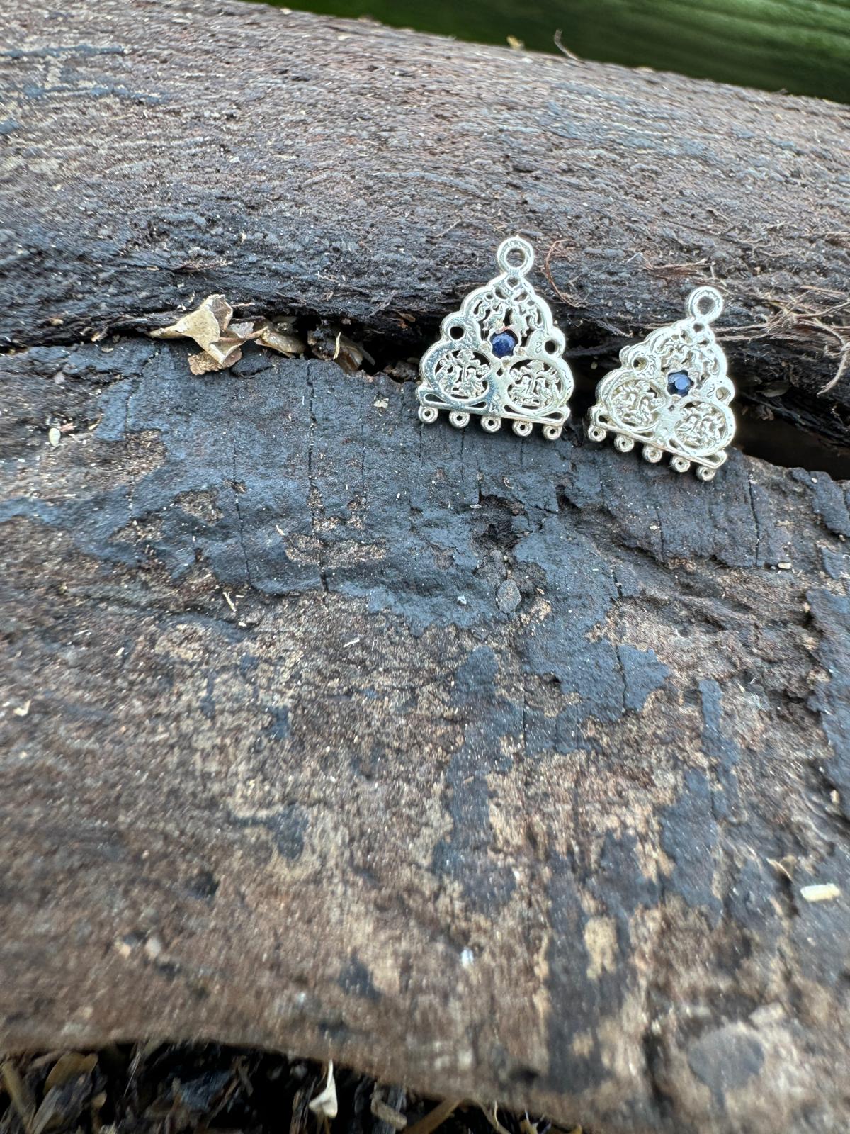 Silver mensjam earrings inlaid with sapphire