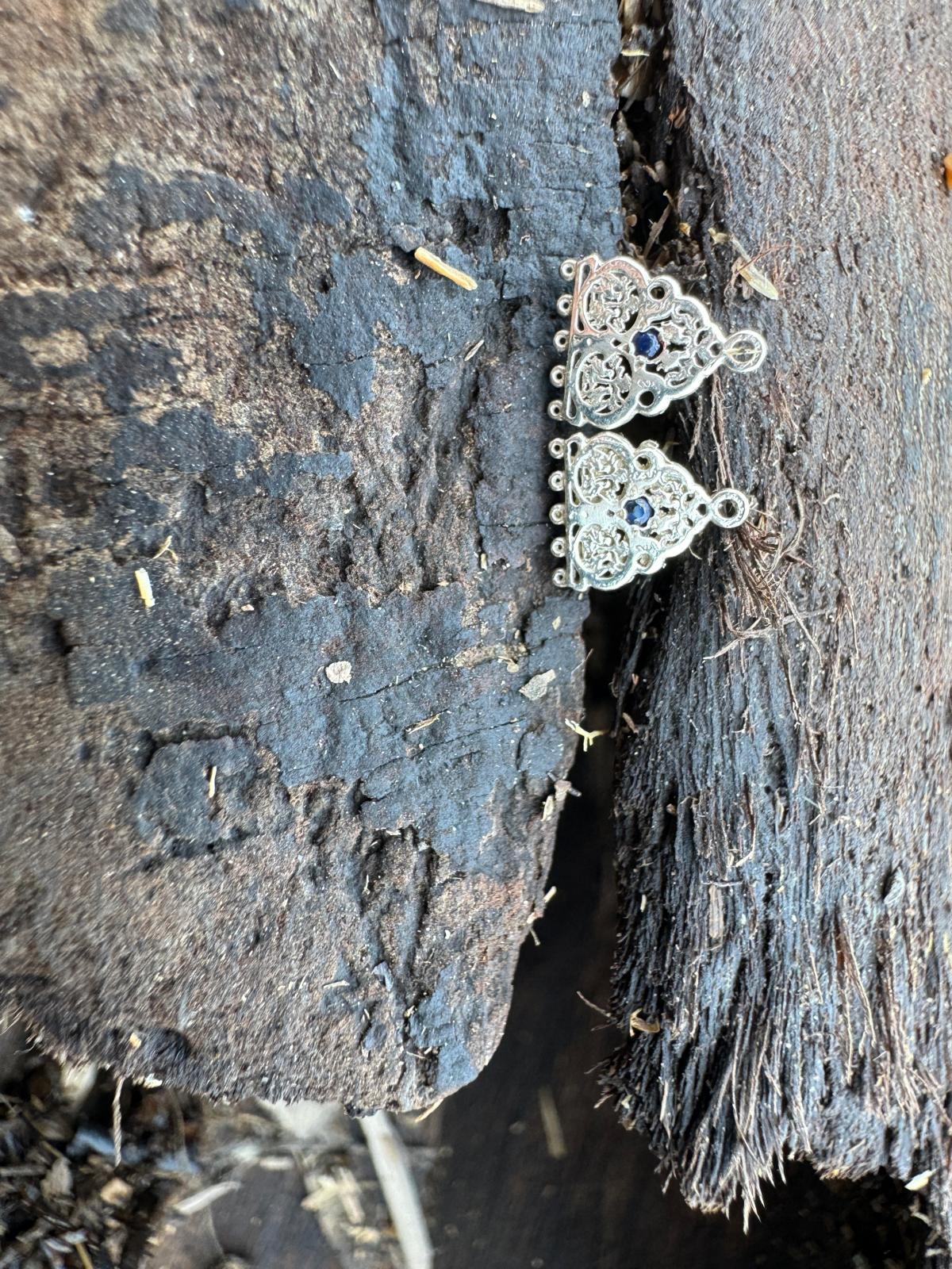Silver mensjam earrings inlaid with sapphire