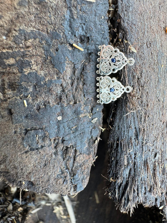 Silver mensjam earrings inlaid with sapphire