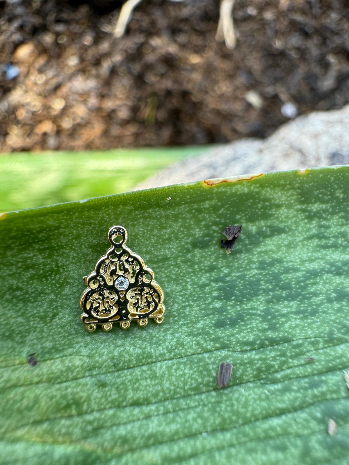 Gold mensjam earrings inlaid with sapphire