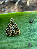 Load image into Gallery viewer, Gold mensjam earrings inlaid with sapphire
