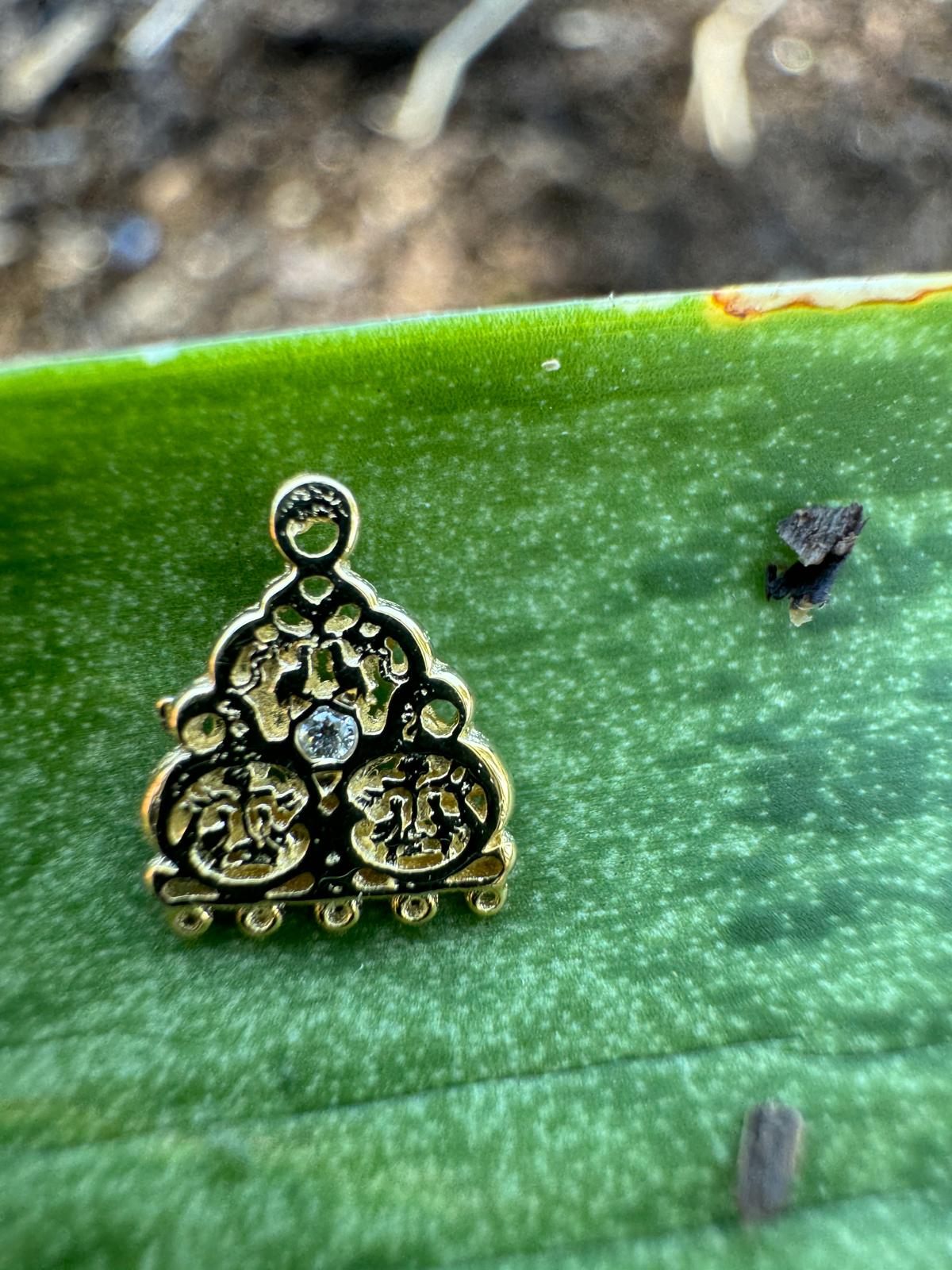 Gold mensjam earrings inlaid with sapphire
