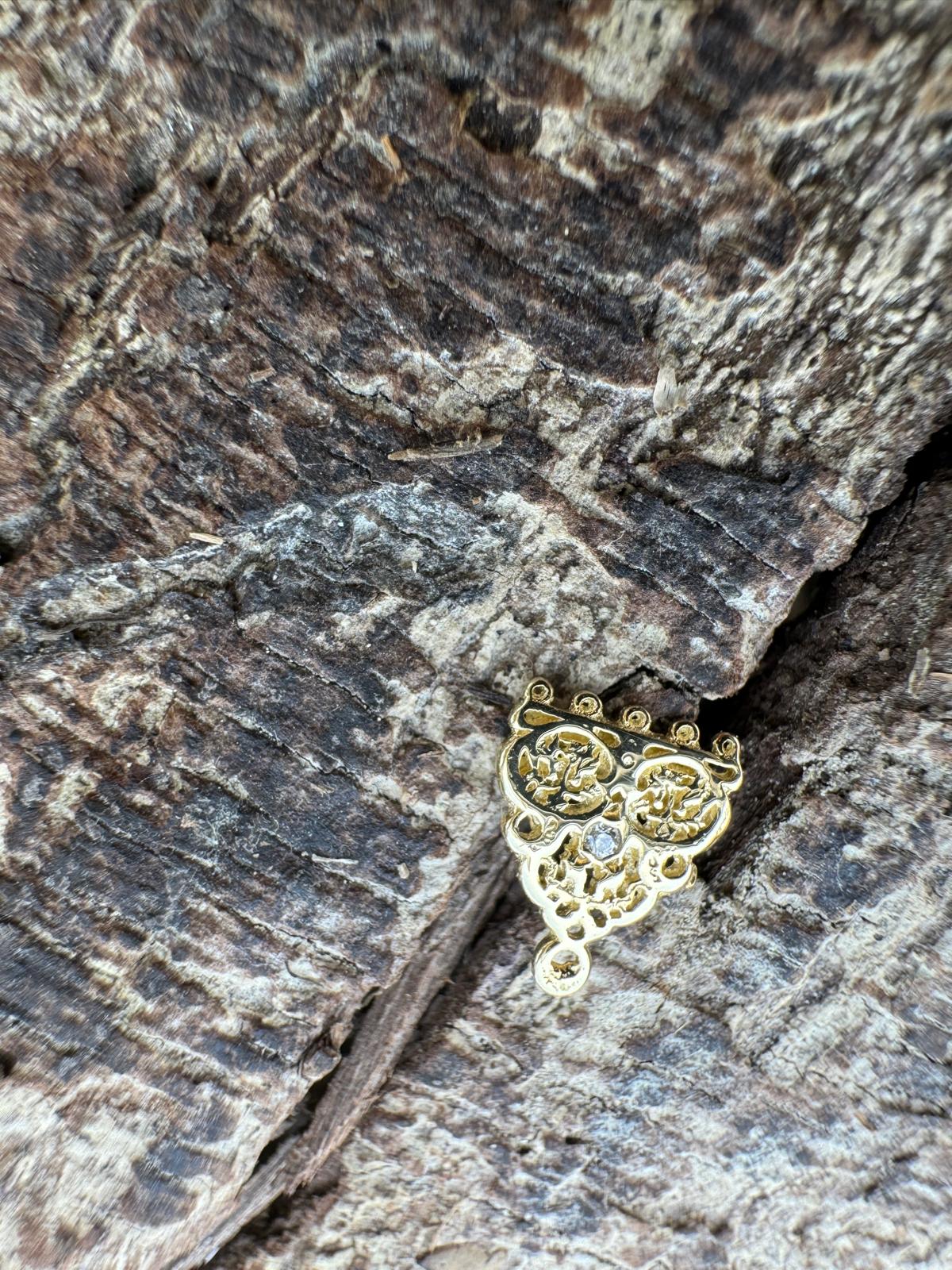 Gold mensjam earrings inlaid with sapphire