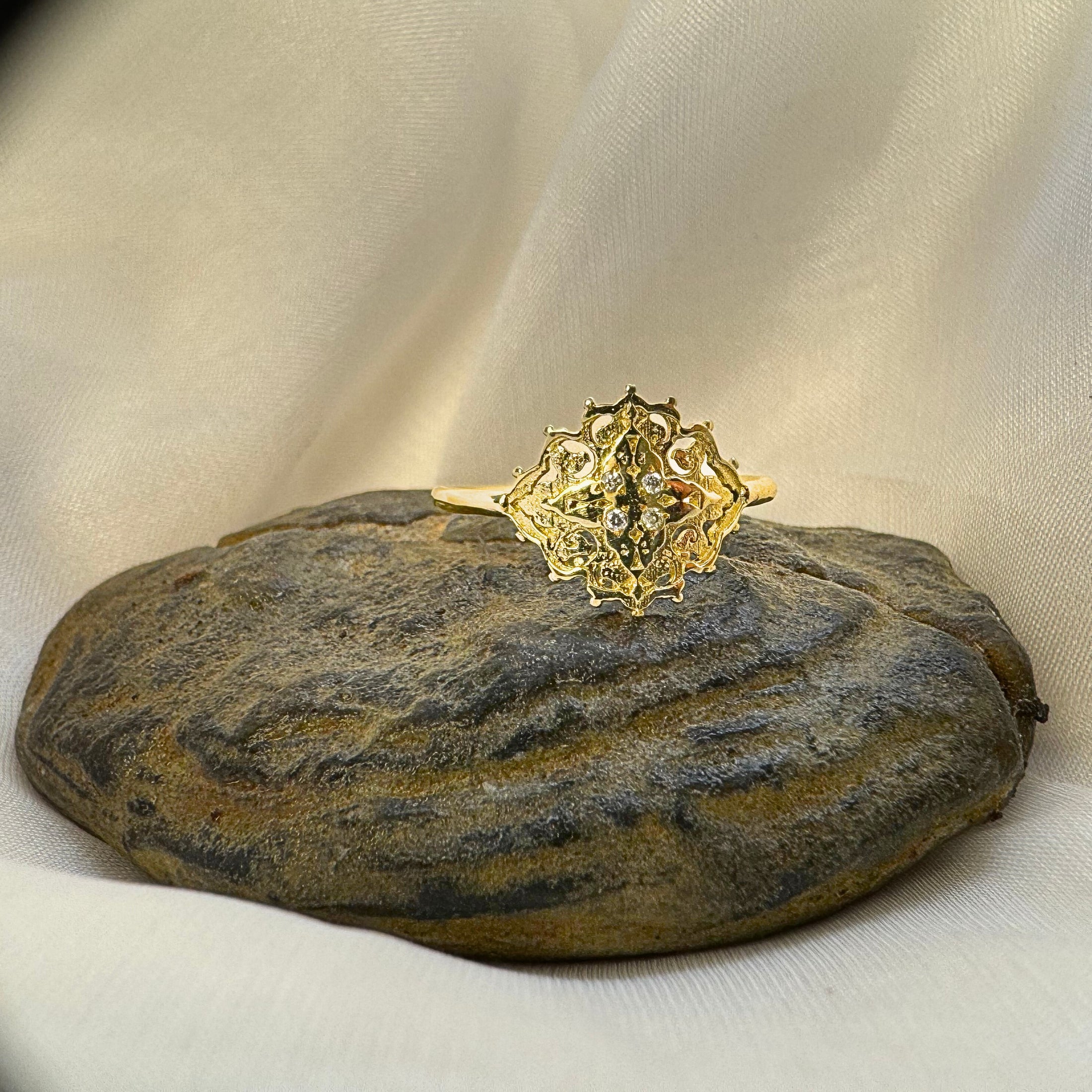 Saltana 14K Gold Ring – A Touch of Royalty with Four Diamonds