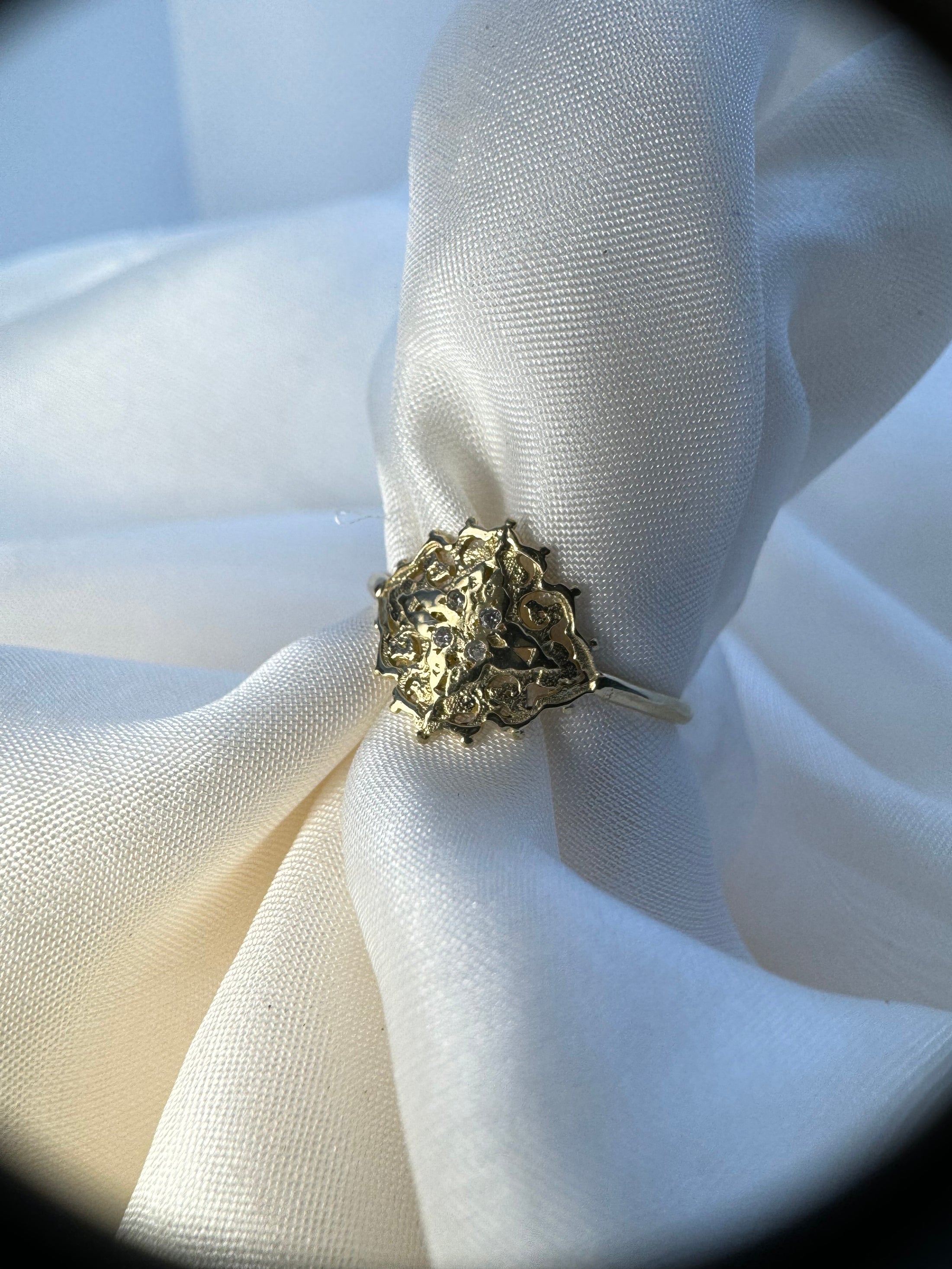 Saltana 14K Gold Ring – A Touch of Royalty with Four Diamonds
